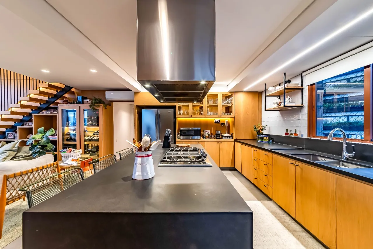 Apartamento duplex com pé direito duplo, terraço integrado e muita luz, no miolo da Vila Madalena. – 22466