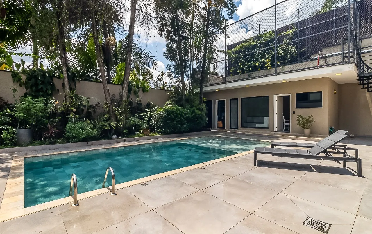 Casa com muita área verde, espaços generosos e clima de tranquilidade, no bairro Cidade Jardim. – 22469