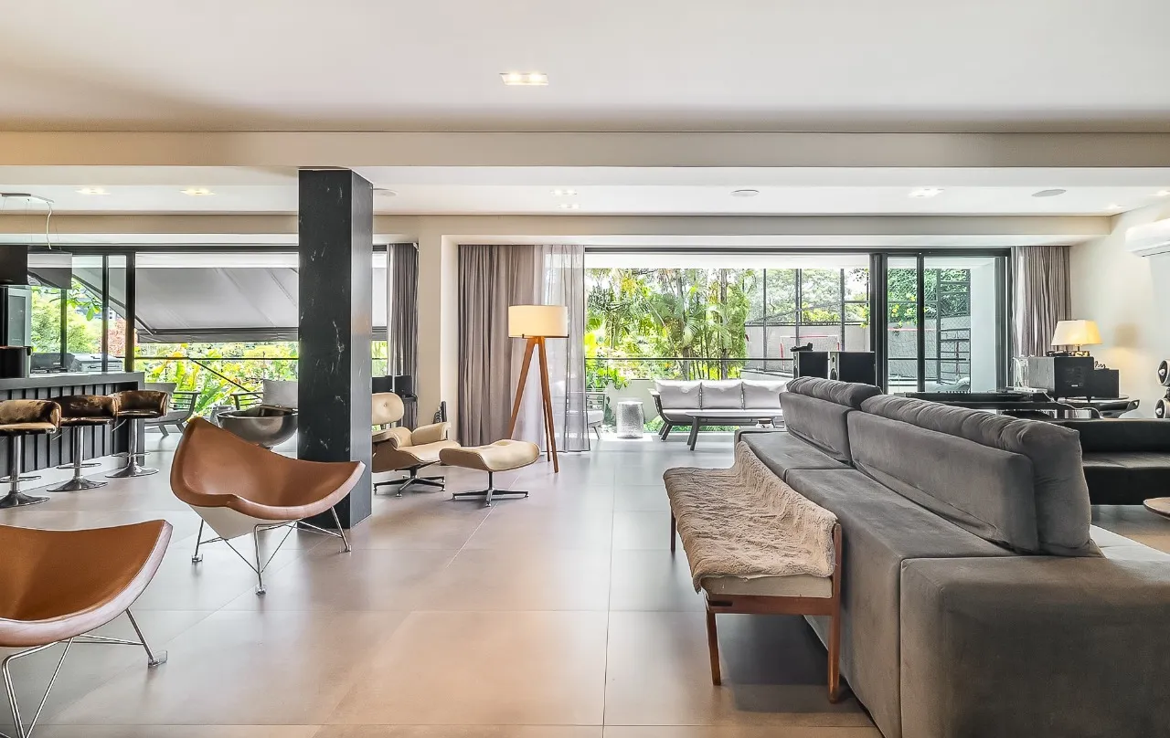 Casa com muita área verde, espaços generosos e clima de tranquilidade, no bairro Cidade Jardim. – 22469