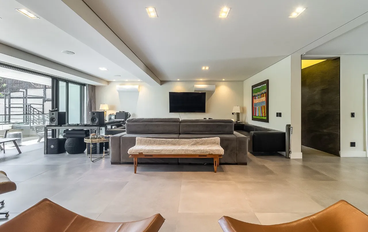 Casa com muita área verde, espaços generosos e clima de tranquilidade, no bairro Cidade Jardim. – 22469