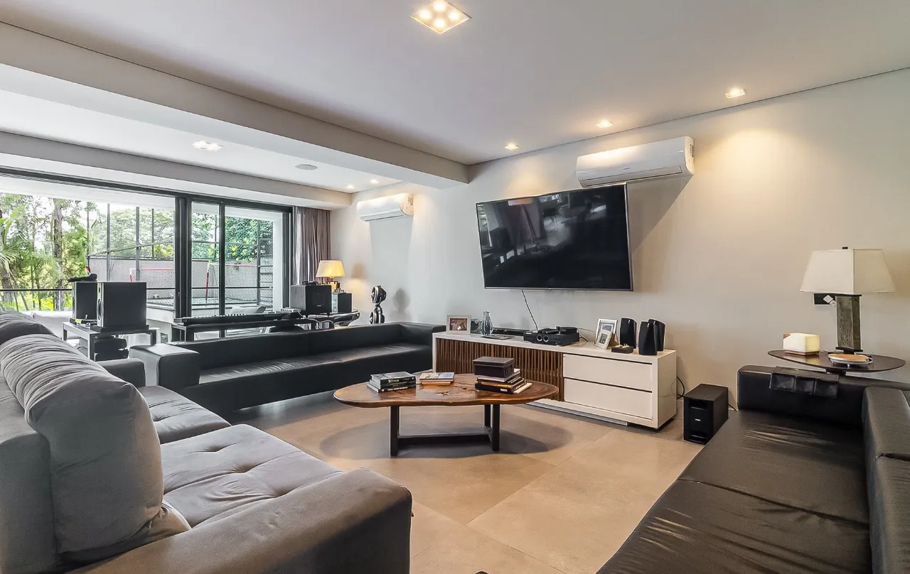 Casa com muita área verde, espaços generosos e clima de tranquilidade, no bairro Cidade Jardim. – 22469