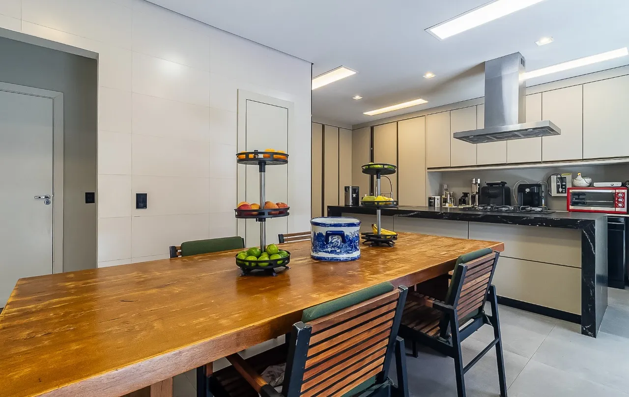Casa com muita área verde, espaços generosos e clima de tranquilidade, no bairro Cidade Jardim. – 22469