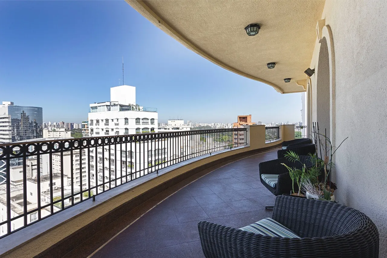 Varanda contínua em planta de ambientes generosos no Jardim Paulista – 22485