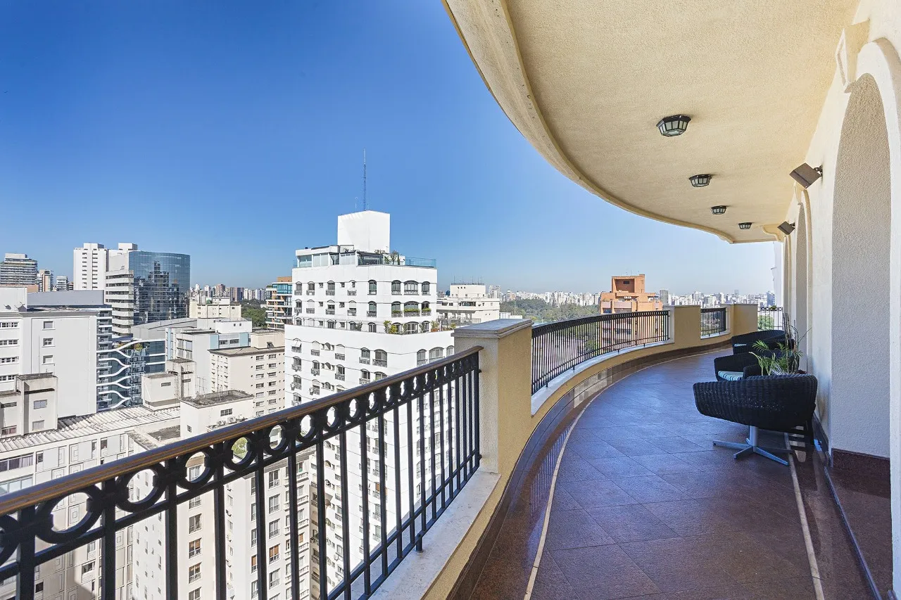 Varanda contínua em planta de ambientes generosos no Jardim Paulista – 22485