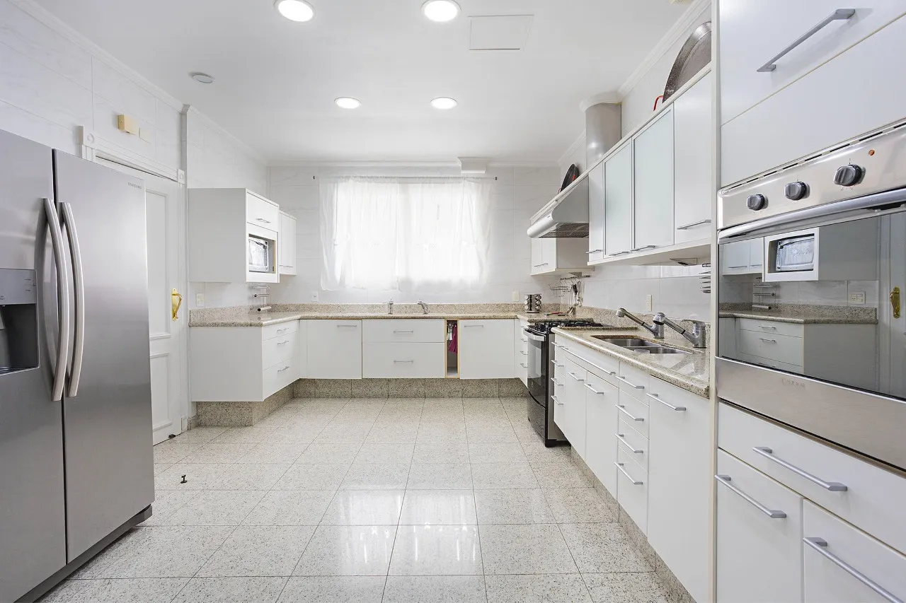 Varanda contínua em planta de ambientes generosos no Jardim Paulista – 22485