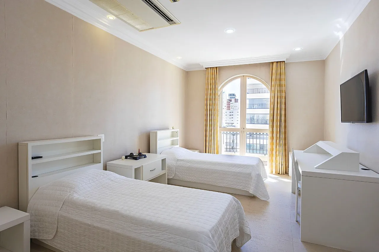 Varanda contínua em planta de ambientes generosos no Jardim Paulista – 22485