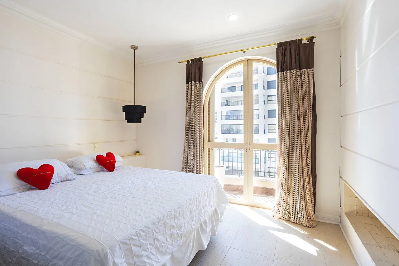 Varanda contínua em planta de ambientes generosos no Jardim Paulista – 22485