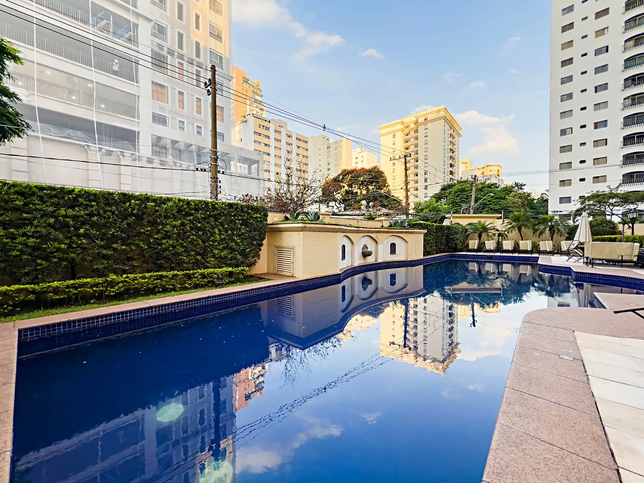Varanda contínua em planta de ambientes generosos no Jardim Paulista – 22485