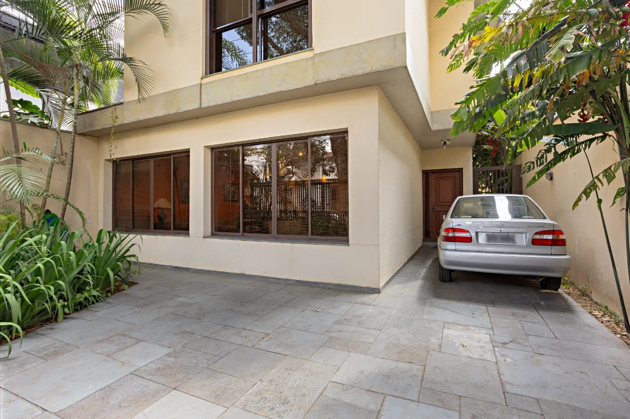 Casa com 300 metros na melhor rua do Jardim Luzitânia – 22490