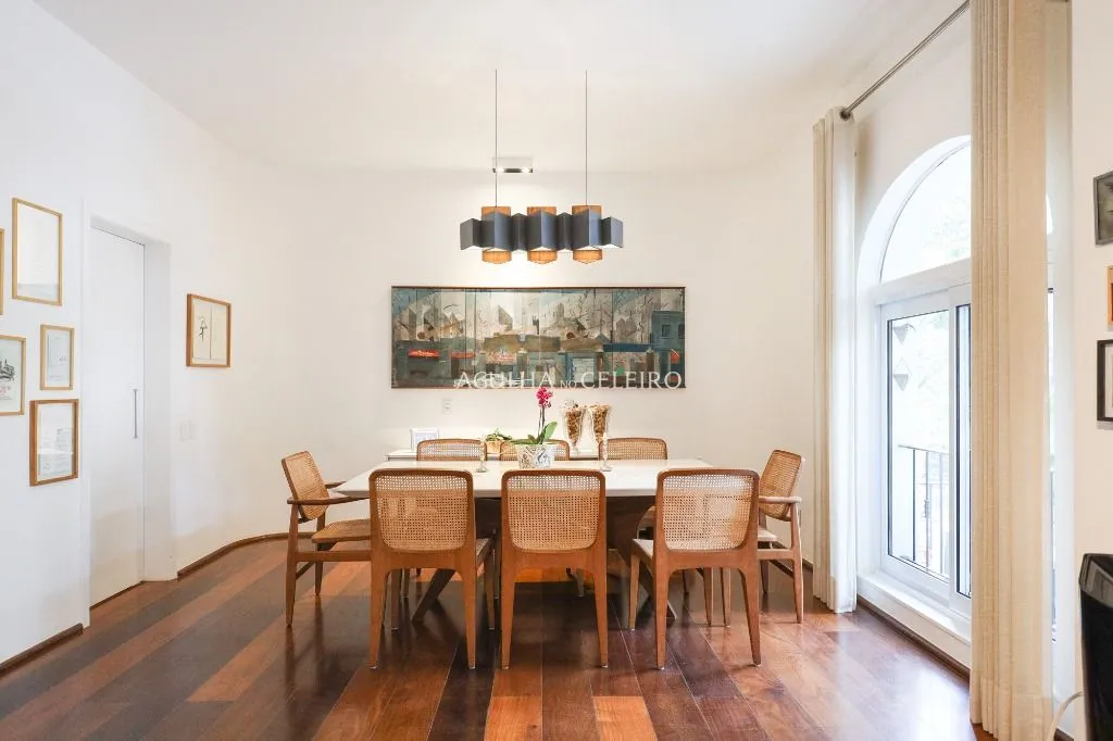 Em edifício Lindenberg Mediterrâneo, reformado e com vista para a copa das árvores – AP4275