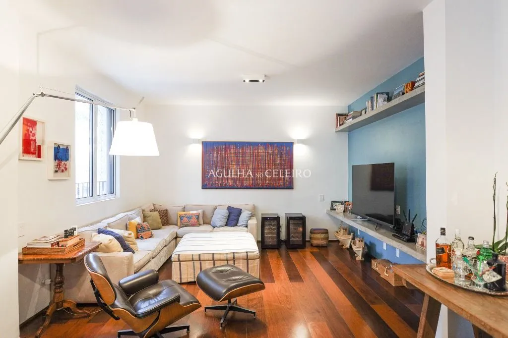 Em edifício Lindenberg Mediterrâneo, reformado e com vista para a copa das árvores – AP4275
