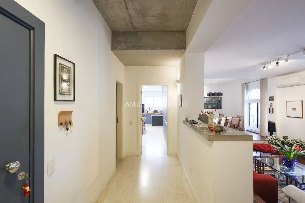 Em edifício Lindenberg Mediterrâneo, reformado e com vista para a copa das árvores – AP4275
