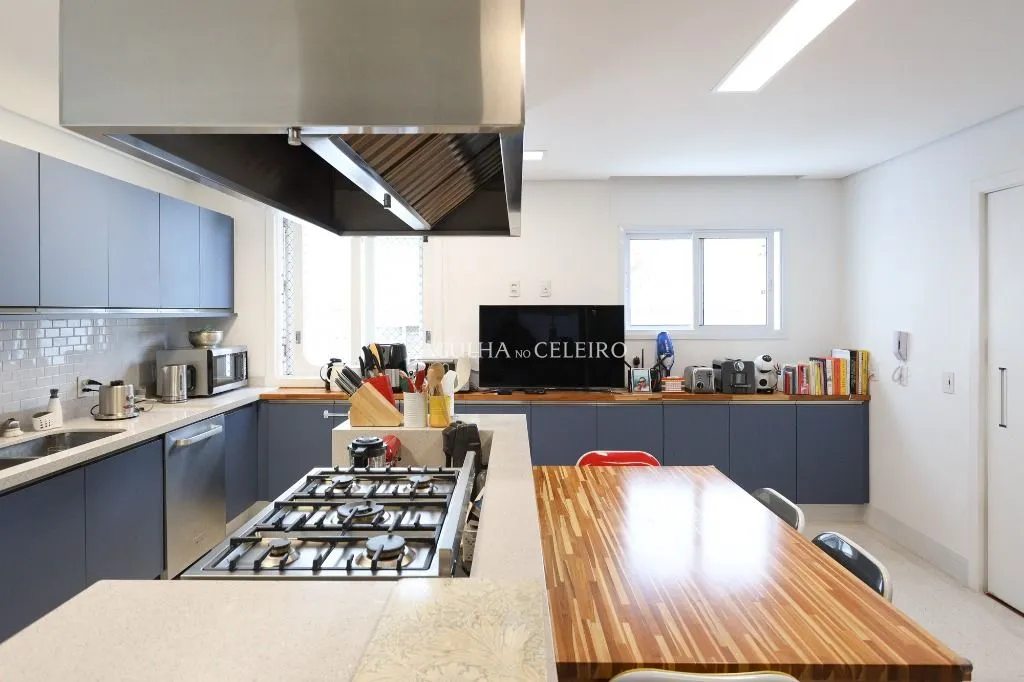 Em edifício Lindenberg Mediterrâneo, reformado e com vista para a copa das árvores – AP4275