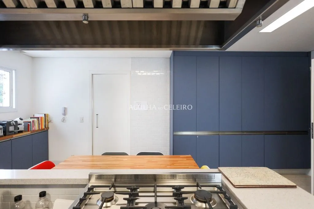 Em edifício Lindenberg Mediterrâneo, reformado e com vista para a copa das árvores – AP4275