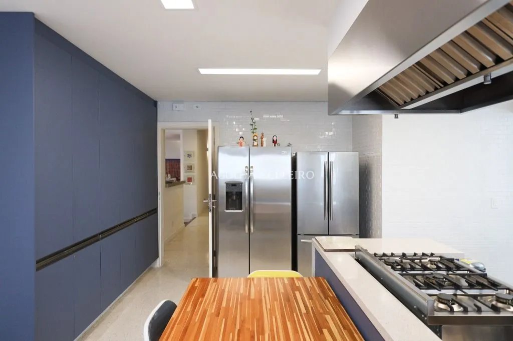 Em edifício Lindenberg Mediterrâneo, reformado e com vista para a copa das árvores – AP4275