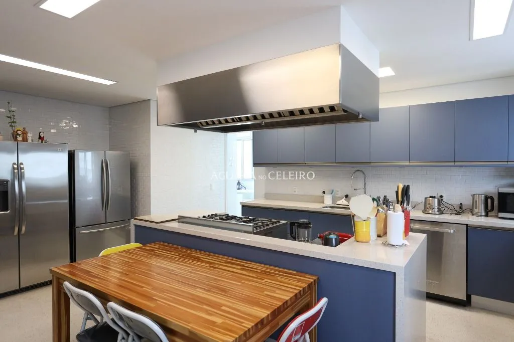 Em edifício Lindenberg Mediterrâneo, reformado e com vista para a copa das árvores – AP4275