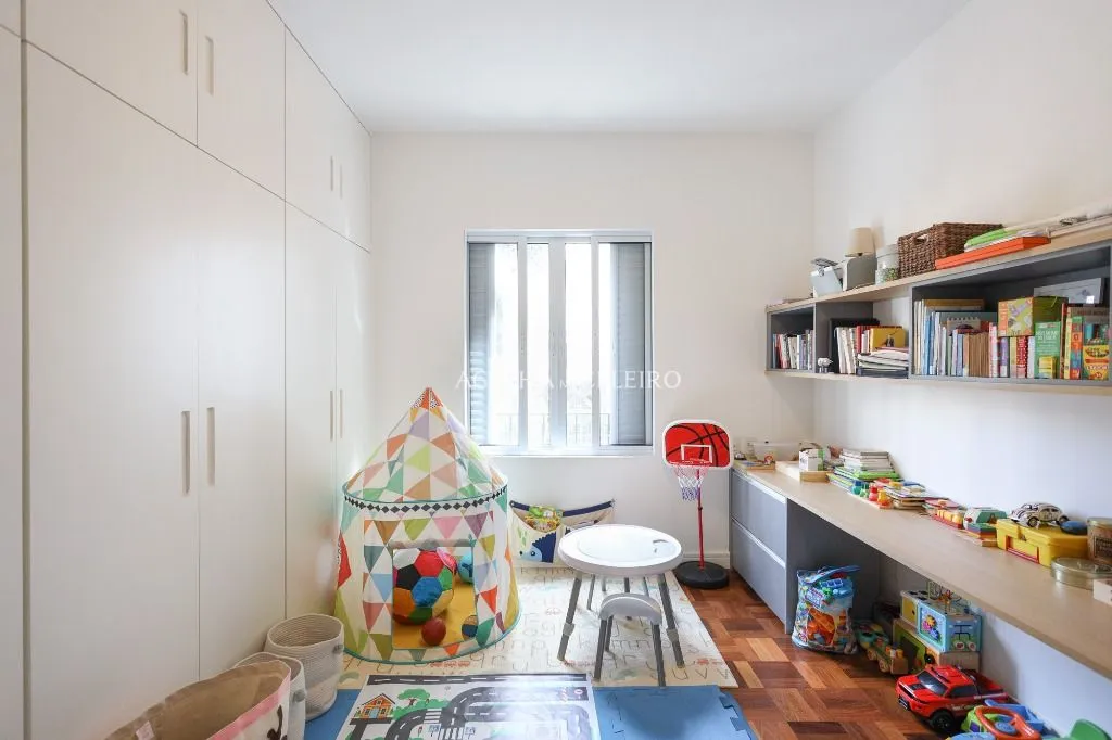 Em edifício Lindenberg Mediterrâneo, reformado e com vista para a copa das árvores – AP4275