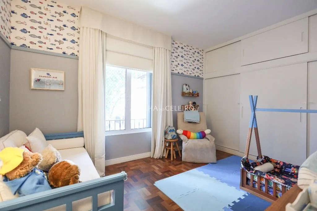 Em edifício Lindenberg Mediterrâneo, reformado e com vista para a copa das árvores – AP4275