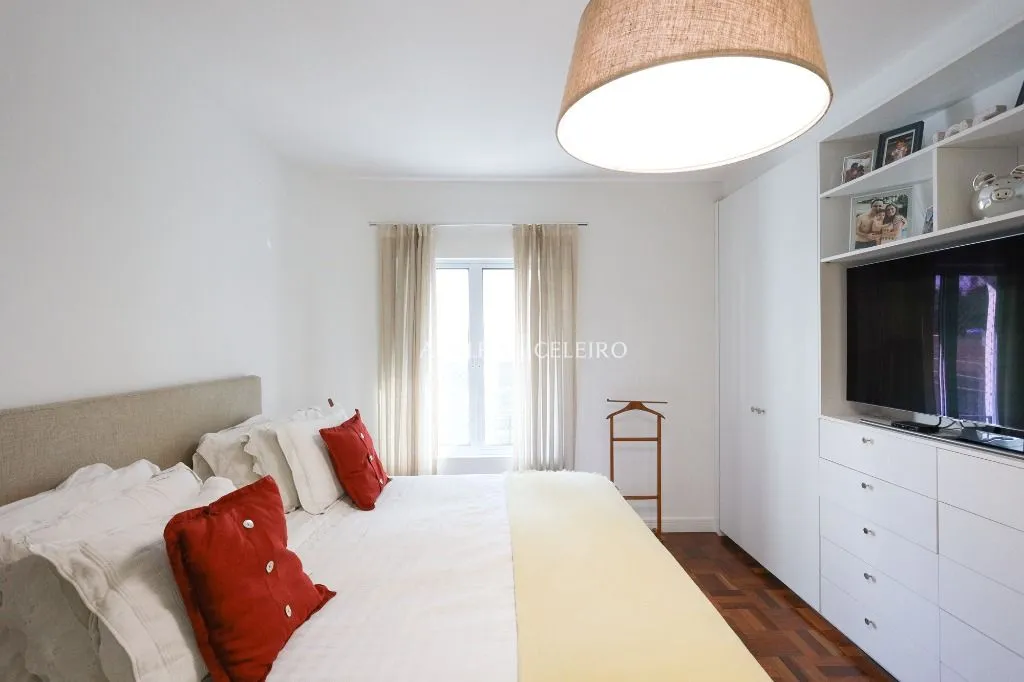 Em edifício Lindenberg Mediterrâneo, reformado e com vista para a copa das árvores – AP4275