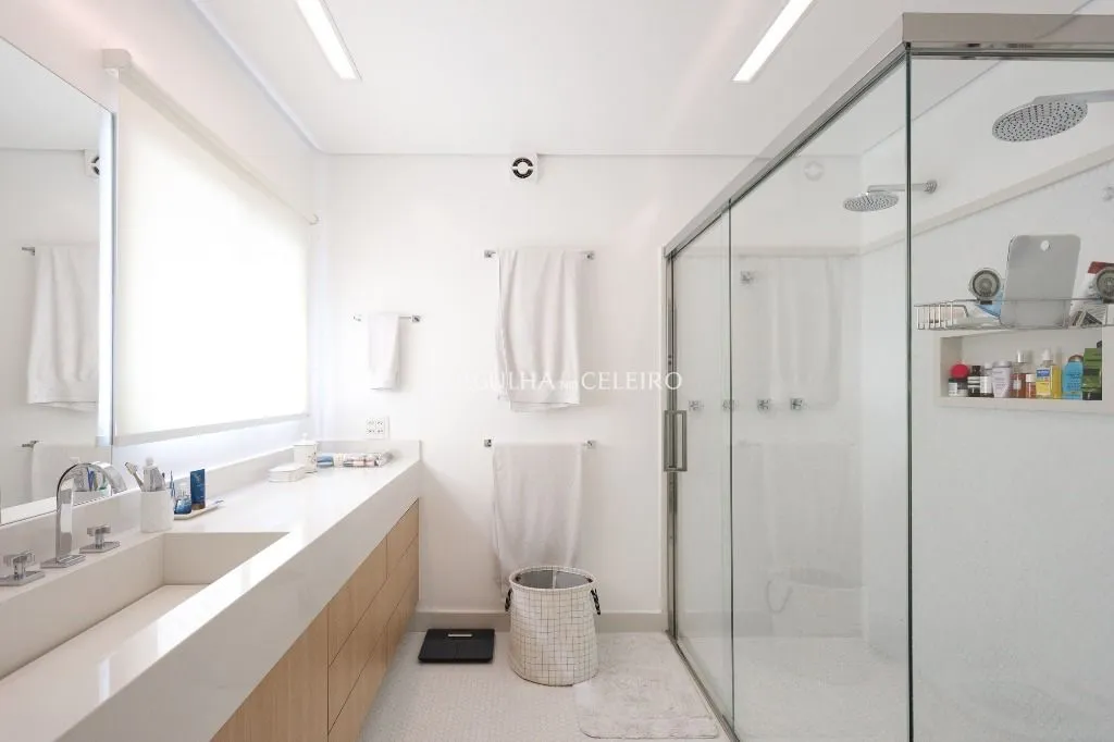 Em edifício Lindenberg Mediterrâneo, reformado e com vista para a copa das árvores – AP4275