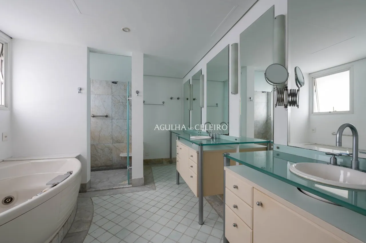 Duplex imponente, sofisticação, amplitude e exclusividade em localização privilegiada – 13631