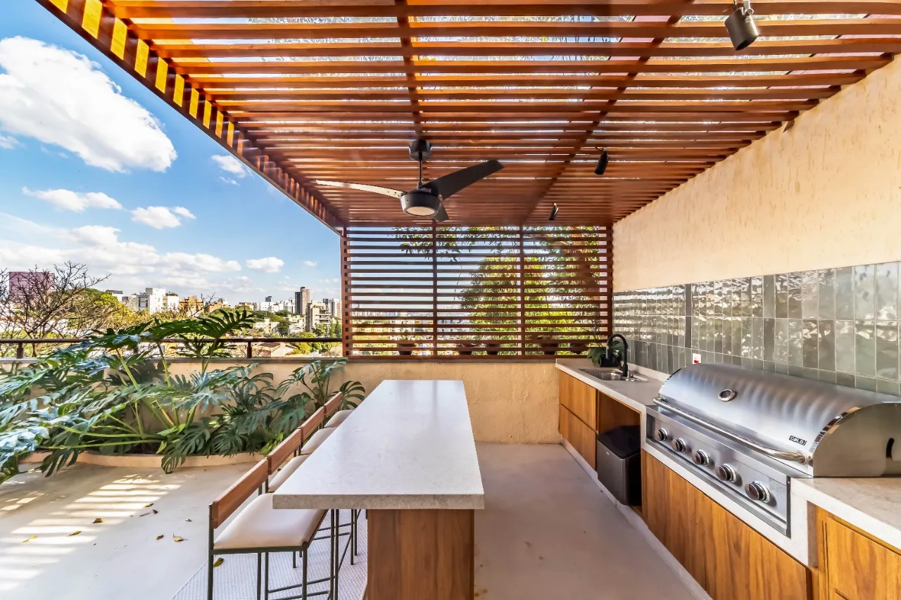 Vista verde eterna para contemplar. Espaços abertos e muita luz natural nessa casa na Vila Madalena. – 22576