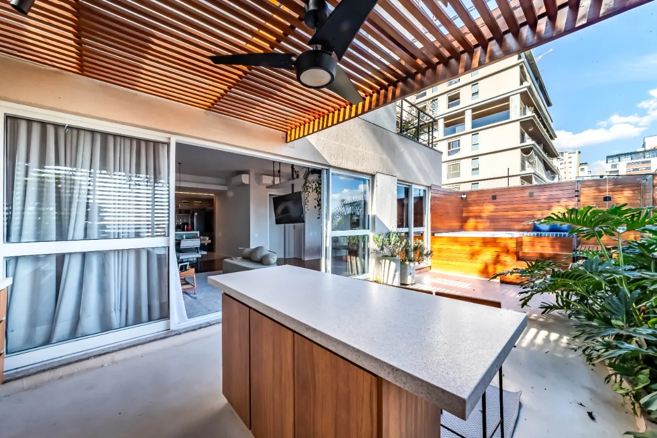 Vista verde eterna para contemplar. Espaços abertos e muita luz natural nessa casa na Vila Madalena. – 22576