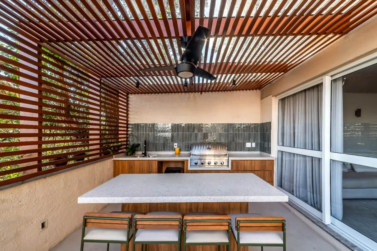 Vista verde eterna para contemplar. Espaços abertos e muita luz natural nessa casa na Vila Madalena. – 22576