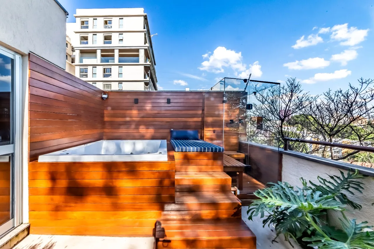 Vista verde eterna para contemplar. Espaços abertos e muita luz natural nessa casa na Vila Madalena. – 22576