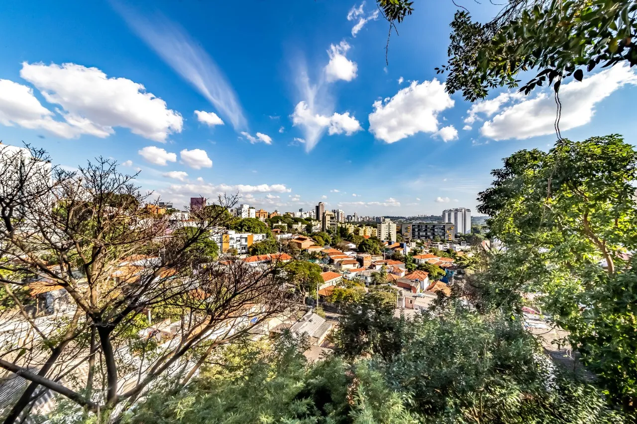 Vista verde eterna para contemplar. Espaços abertos e muita luz natural nessa casa na Vila Madalena. – 22576