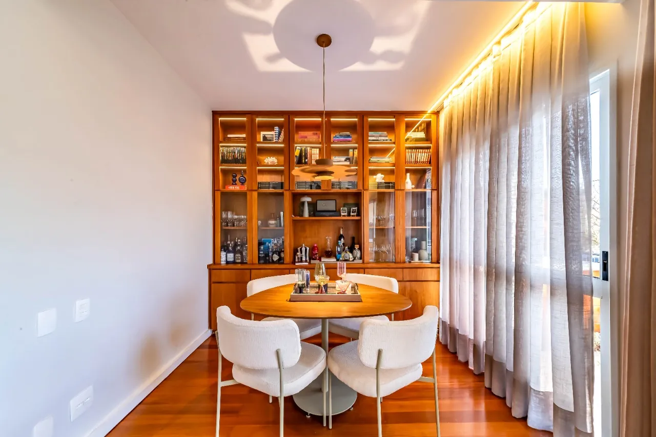 Vista verde eterna para contemplar. Espaços abertos e muita luz natural nessa casa na Vila Madalena. – 22576