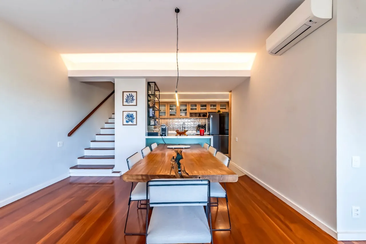 Vista verde eterna para contemplar. Espaços abertos e muita luz natural nessa casa na Vila Madalena. – 22576