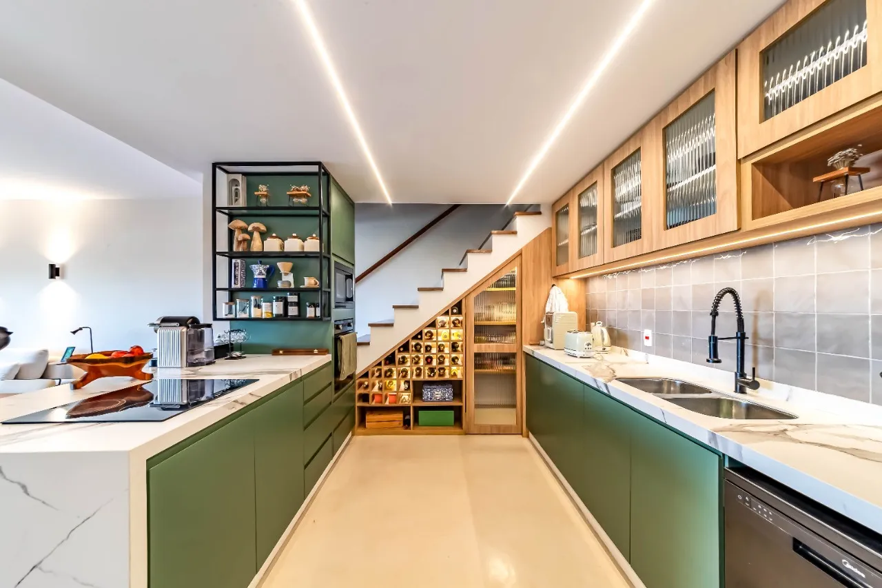 Vista verde eterna para contemplar. Espaços abertos e muita luz natural nessa casa na Vila Madalena. – 22576