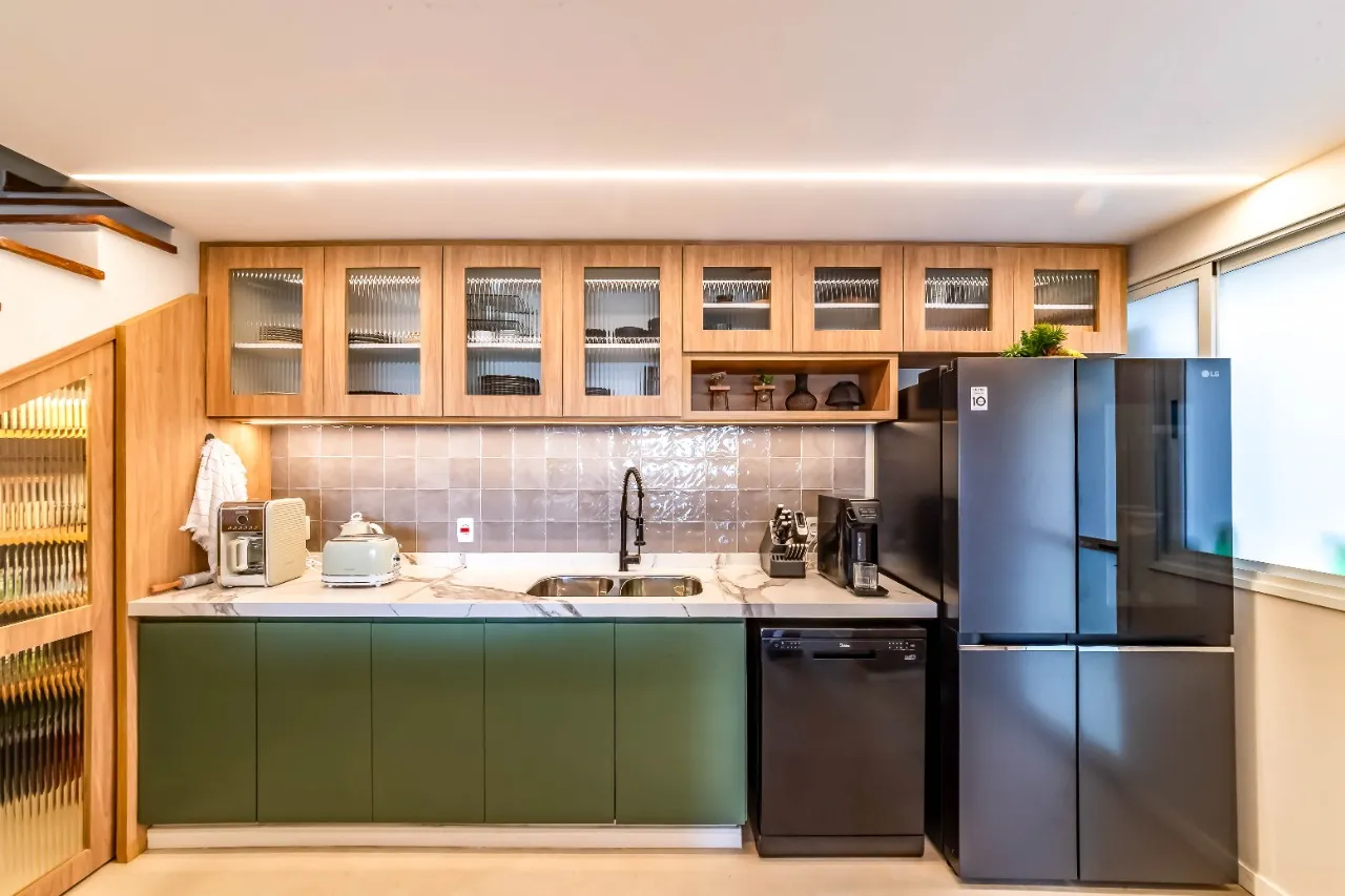 Vista verde eterna para contemplar. Espaços abertos e muita luz natural nessa casa na Vila Madalena. – 22576