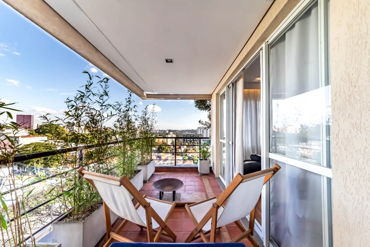 Vista verde eterna para contemplar. Espaços abertos e muita luz natural nessa casa na Vila Madalena. – 22576