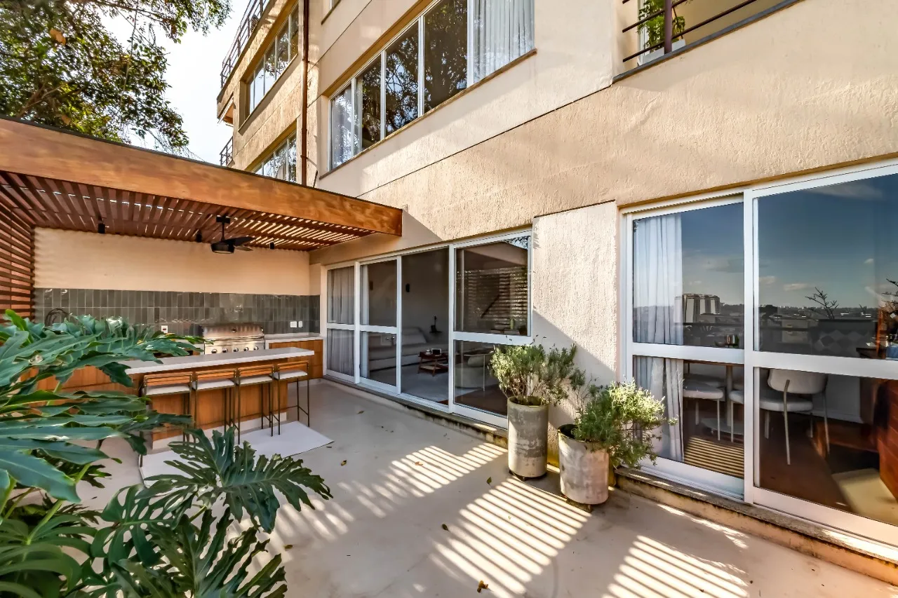 Vista verde eterna para contemplar. Espaços abertos e muita luz natural nessa casa na Vila Madalena. – 22576