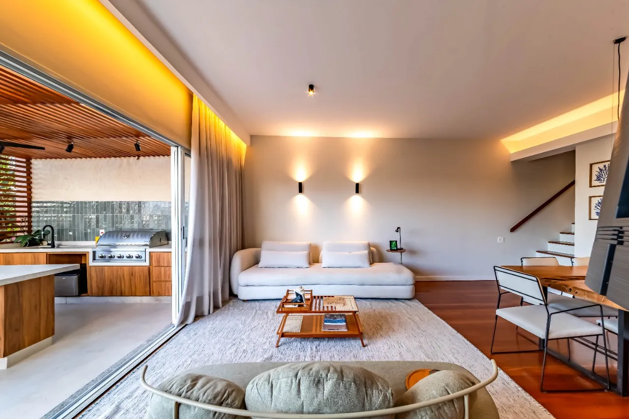 Vista verde eterna para contemplar. Espaços abertos e muita luz natural nessa casa na Vila Madalena. – 22576