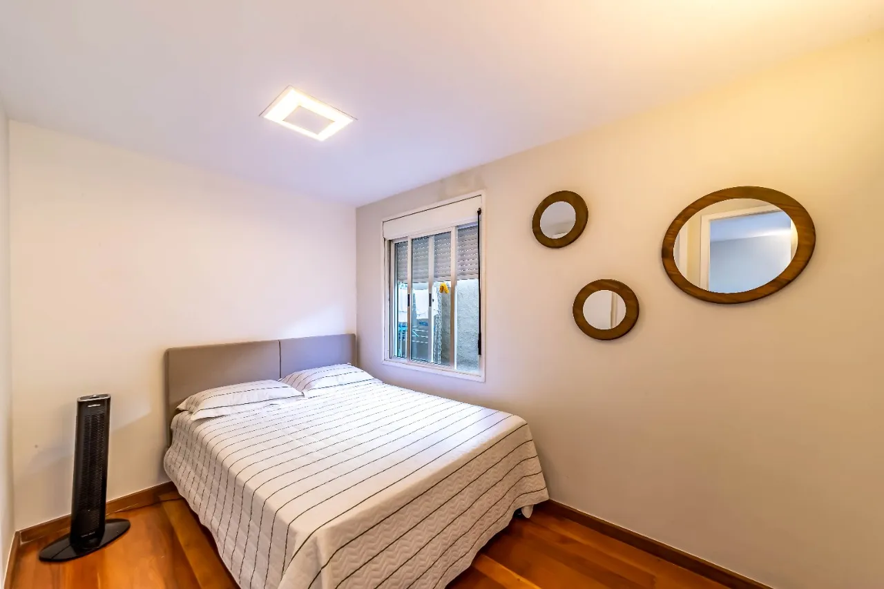 Vista verde eterna para contemplar. Espaços abertos e muita luz natural nessa casa na Vila Madalena. – 22576