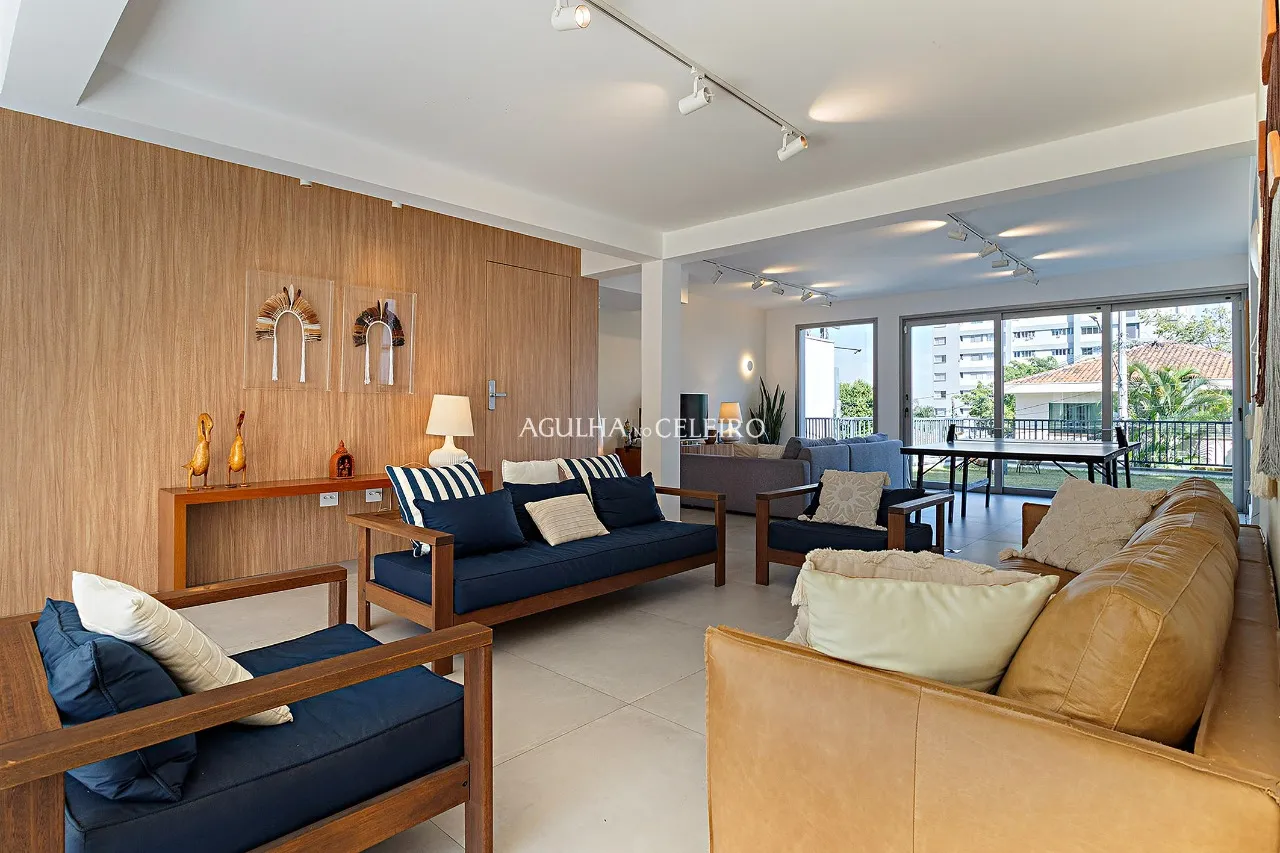 Casa reformada à venda em Alto de Pinheiros. – 22588