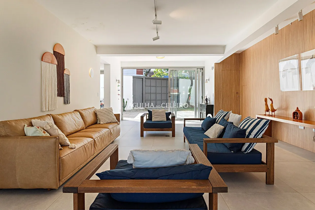 Casa reformada à venda em Alto de Pinheiros. – 22588