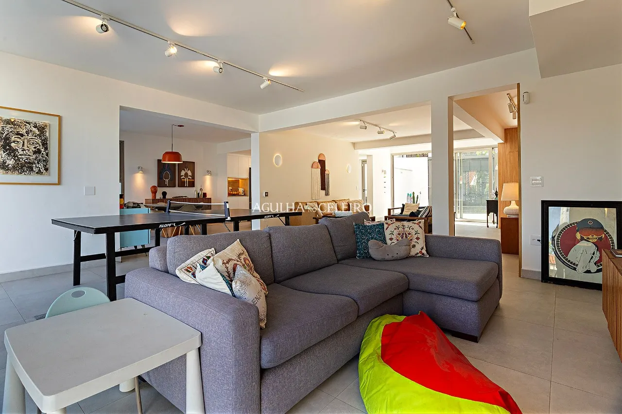Casa reformada à venda em Alto de Pinheiros. – 22588