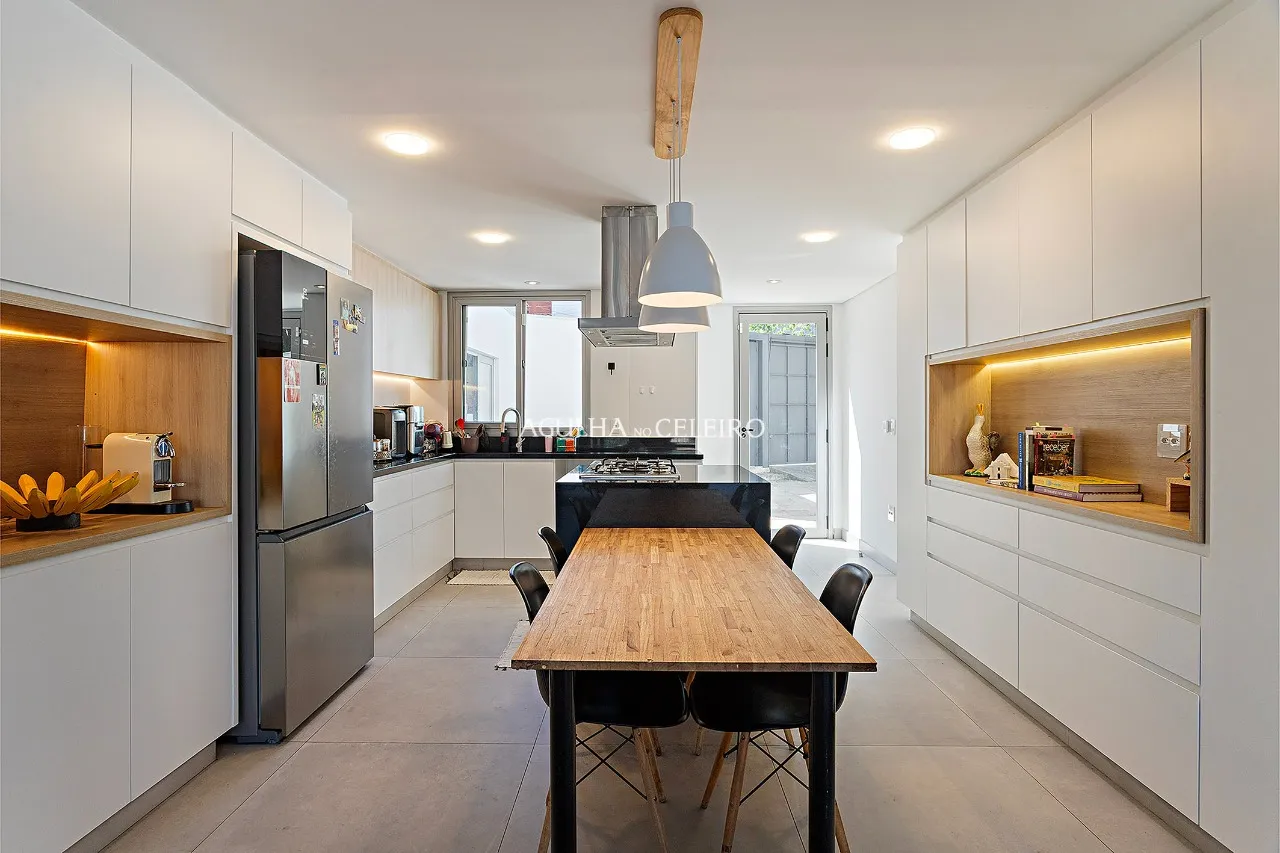 Casa reformada à venda em Alto de Pinheiros. – 22588