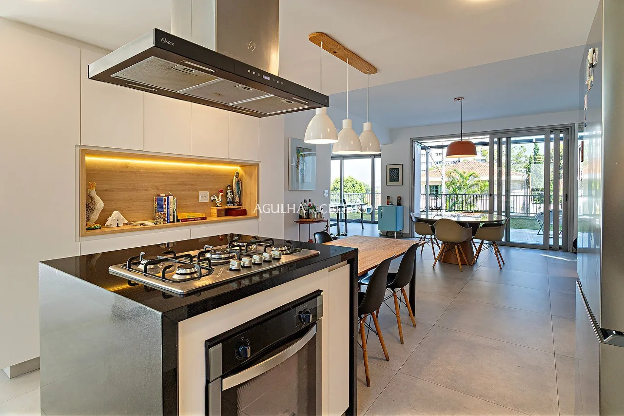 Casa reformada à venda em Alto de Pinheiros. – 22588