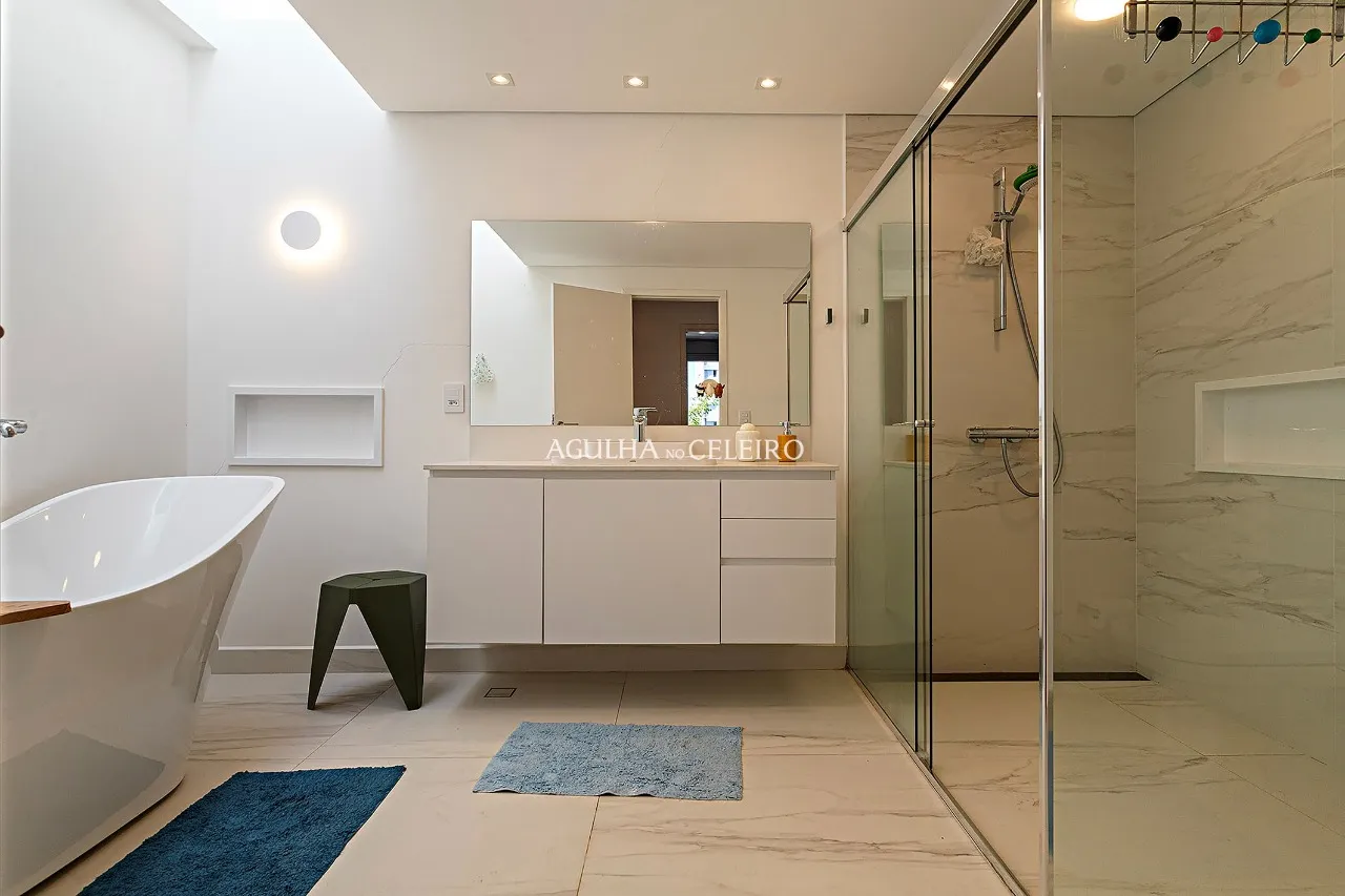 Casa reformada à venda em Alto de Pinheiros. – 22588