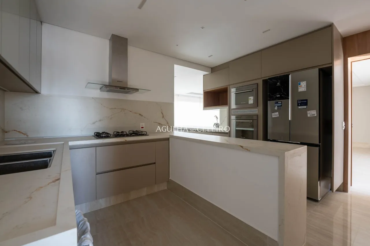 Apartamento sofisticado com vista panorâmica em localização privilegiada. – 22603