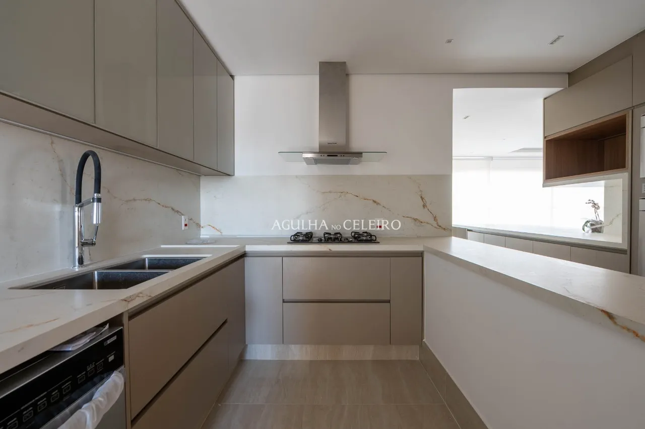 Apartamento sofisticado com vista panorâmica em localização privilegiada. – 22603