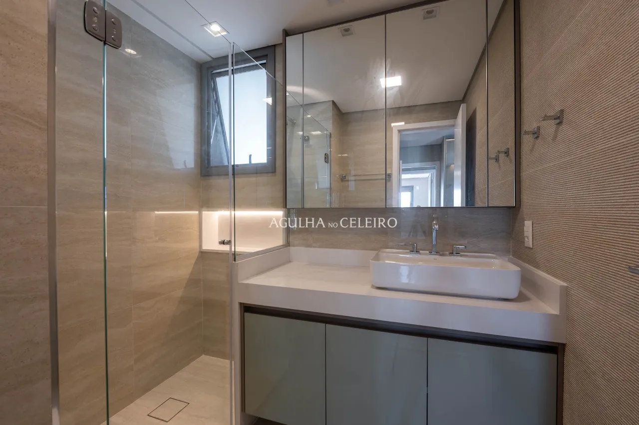 Apartamento sofisticado com vista panorâmica em localização privilegiada. – 22603