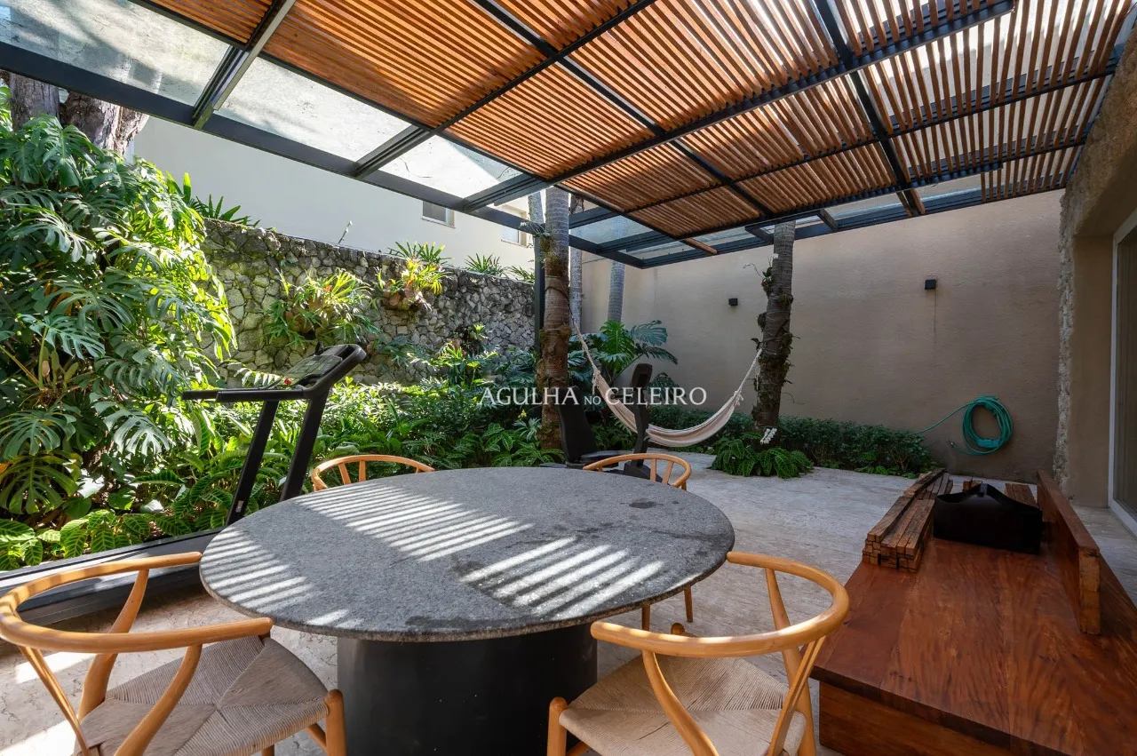 Casa reformada à venda no Jardim Paulistano. – 22604
