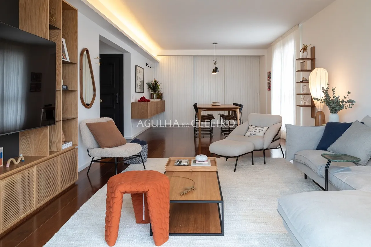 Reformado, andar alto e vista livre em Moema – 22693