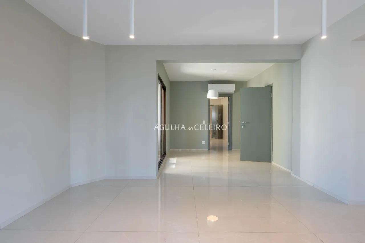 Elegância, amplitude e luminosidade em uma localização privilegiada. – 22704